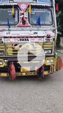 धौलपुर: पुलिस लाइन के पास से पुलिस ने अवैध बजरी से भरे ट्रक को किया ज़ब्त, मौके से फरार चालक की तलाश में जुटी पुलिस