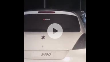 झांसी: जिले में काले शीशे लगाकर बेखौफ घूमती बिना नंबर प्लेट वाली कार का वीडियो सोशल मीडिया पर हुआ वायरल