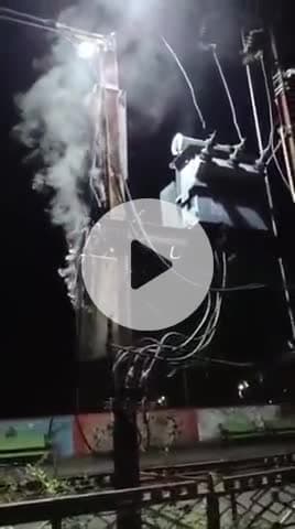 टीकमगढ़ अस्पताल चौराहे के पेट्रोल पंप के पास अचानक ट्रांसफार्मर से घूआ निकालने लगा