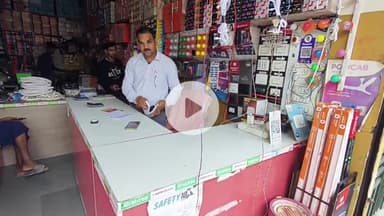 बीना: सिविल हॉस्पिटल ब्रिज के पास दुकान पर भीख मांगने आई दो महिलाओं ने तार के बंडल चुराए, सीसीटीवी में कैद