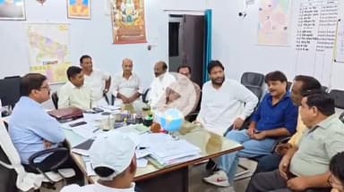 झांसी: झांसी में बिजली की अघोषित कटौती से परेशान क्षेत्रवासियों के साथ पूर्व केंद्रीय मंत्री ने मुख्य अभियंता का किया घेराव