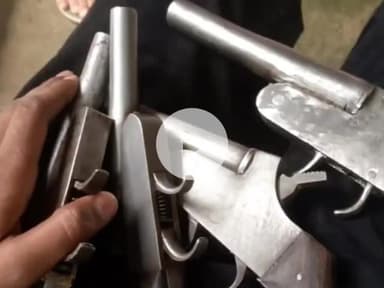 धनौरा: बछरायूं थाना क्षेत्र में अवैध तमंचों के साथ युवक का फोटो हुआ वायरल