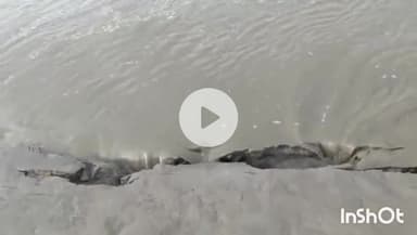 मुंगेर: गंगा पार कुतलुपुर पंचायत में कटाव जारी, गंगा में समाया एक घर; डीएम के निर्देश पर कटाव रोकने का कार्य जारी