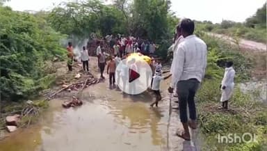 रोहट: रोहट के अरटीया गांव की शमशान भूमि पर बारिश का पानी जमा होने से दाहसंस्कार के लिए ग्रामीणों को उठानी पड़ी बड़ी परेशानी