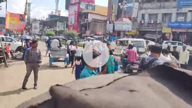 कांके: अल्बर्ट एक्का चौक के पास दुकानदारों ने चोर को पकड़कर पुलिस के हवाले किया