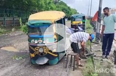 हरिद्वार: देहरादून राष्ट्रीय राजमार्ग पर शंकराचार्य चौक की सर्विस लेन में बने गड्ढे जानलेवा, टेंपो हुआ दुर्घटनाग्रस्त