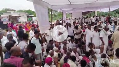 रोहट: रोहट के गढवाड़ा में बाड़ी बचाओ अभियान के तहत बजरी की लीज जारी न करने को लेकर ग्रामीणों ने दिया धरना