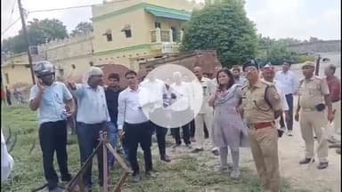 कसिया: महुअवा में प्रशासन तीन बोल्डोजर लेकर पहुँचा, 74 को नोटिस, 60 घरों पर चल रहा बुलडोजर, मौके पर अधिकारी व पुलिस बल मौजूद