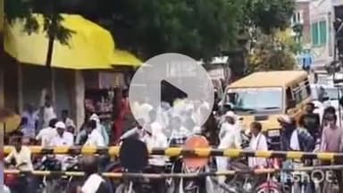 बिधूना: अछल्दा रेलवे क्रॉसिंग पर बूम में खराबी के कारण 1 घंटे तक बंद रहा फाटक, कई लोग हुए परेशान