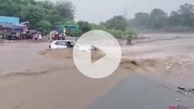 हरिद्वार: खड़खड़ी सुखी नदी में अचानक आए उफान में यात्रियों की कार बह गई, यात्रियों ने कार से कूदकर बचाई जान, वीडियो हुआ वायरल