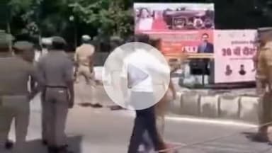 झांसी: बुंदेलखंड यूनिवर्सिटी के सामने वीआईपी कल्चर के विरोध में झांसी के लोगों ने बजाया हॉर्न, विरोध का अनोखा वीडियो हुआ वायरल