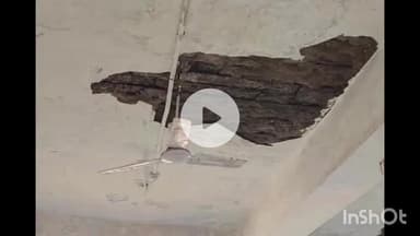 धार: प्रधानमंत्री कॉलेज ऑफ एक्सीलेंस की इमारत जर्जर, छत से गिर रहा प्लास्टर