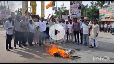 उतरौला: उतरौला के श्यामा प्रसाद मुखर्जी चौराहे पर युवा मोर्चा के कार्यकर्ताओं ने राहुल गांधी का फूंका पुतला