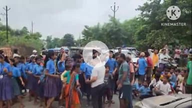 चंडी: भसीन बिगहा गांव के पास जलभराव से परेशान छात्रों ने मध्य विद्यालय के बाहर किया सड़क जाम