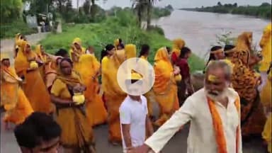 कन्नौज: कन्नौज जिले के खड़नी क्षेत्र में महाशिवपुराण कथा से पहले श्रद्धालुओं ने निकाली कलश यात्रा, लोगों ने की पुष्प वर्षा