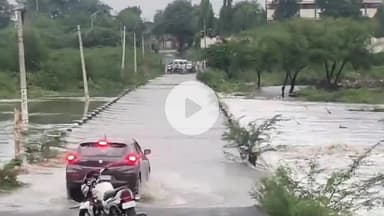 भीलवाड़ा: पालड़ी ग्राम की तरफ जाने वाली पुलिया हुई ओवरफ्लो, पानी देखने के लिए उमड़े आसपास के लोग