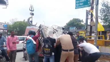 मथुरा: भूतेश्वर तिराहे पर ट्रैफिक पुलिस चेकिंग देखकर चालान के डर से भागा ई-रिक्शा चालक, मोड़ पर पलटा, सवारी घायल