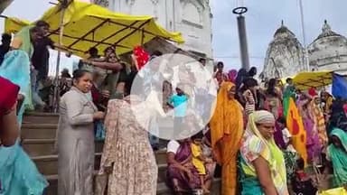 बाह: मोहरछठ पर बटेश्वर धाम में उमड़ा जनसैलाब, श्रद्धालुओं ने यमुना मईया में मोहर-मोहरी का विसर्जन किया