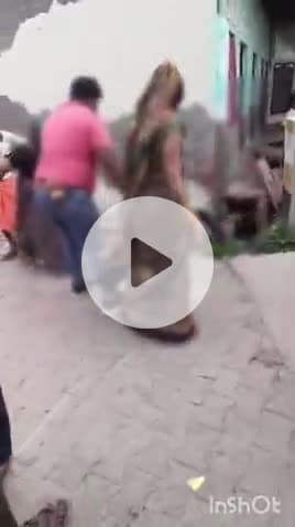 एत्मादपुर: महिला ने अपने जीजा से पति को पिटवाने का आरोप लगाया, वीडियो वायरल, मामला मेहताब बाग के पास का