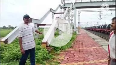 खुरई: सुमरेरी रेल्वे स्टेशन पर जान जोखिम में डालकर लाइन पार कर रहे यात्री,ओवर ब्रिज का काम पड़ा है अधूरा#jansamasya