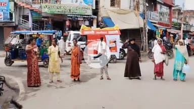 गुमला: उर्वरक की कालाबाजारी और किल्लत से परेशान किसानों ने टावर चौक पर किया जाम