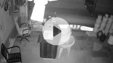 फतेहाबाद: कुंडोल में बिल्डिंग मटेरियल की दुकान का शटर तोड़कर चोरों ने नगदी चुराई, घटना सीसीटीवी में कैद, पीड़ित ने पुलिस को दी सूचना