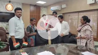 सुपौल: जनता दरबार कार्यक्रम में आवेदक उगन मंडल को पॉलिथीन सीट्स दी गईं