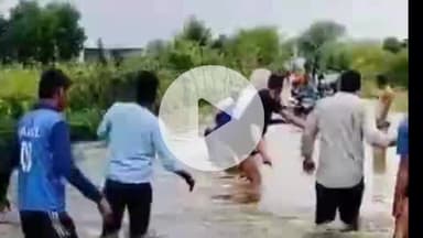 किशनगढ़: झमाझम बारिश के बाद मुंडोति गांव जलमग्न, तालाब की चादर चलने से स्कूल के बच्चों की बस फंसी पानी में