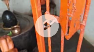 करछना: खाई गांव स्थित पुरानी कुटी शिव मंदिर के दरवाजे की कुंडी तोड़कर चोरों ने घंटा व अन्य सामान किया चोरी