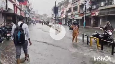 मुज़फ्फरनगर: नगर क्षेत्र में बारिश बनी आफत, सड़कों पर बारिश का पानी लबालब, बिजली-पानी के लिए तरसी जनता