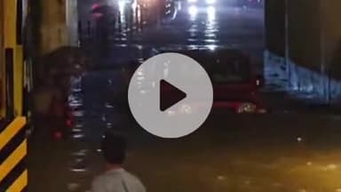 हरिद्वार: भगत सिंह चौक के पास रेलवे ओवरब्रिज के नीचे पानी में फंसी थार गाड़ी, लोगों ने की मदद, वीडियो सोशल मीडिया पर हुआ वायरल