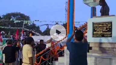 उचकागांव: मीरगंज पहुंची वोटर अधिकार यात्रा, राहुल-तेजस्वी ने मरछिया देवी की प्रतिमा पर किया माल्यार्पण