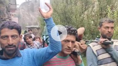 मोरंग: लिप्पा में बादल फटने के दौरान मलवे में दबे मजदूर स्वयं निकले बाहर, उपचार के लिए भेजा गया चिकित्सालय