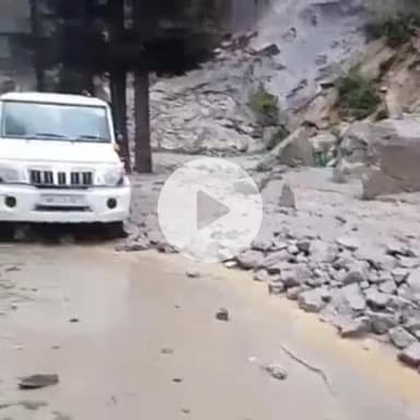 मोरंग: किन्नौर के लंबर समीप एक नाले में फटा बादल, सड़क पर फैला मलवा, सड़क मार्ग हुआ अवरुद्ध