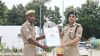 रामपुर: शुक्रवार को पुलिस लाइन में पुलिस अधीक्षक विद्यासागर मिश्र ने परेड की सलामी लेकर निरीक्षण किया