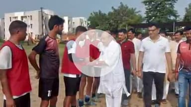 टीकमगढ़: मेजर ध्यानचंद की जयंती पर केंद्रीय मंत्री ने फुटबॉल को किक मारकर 3 दिवसीय खेल का शुभारंभ किया