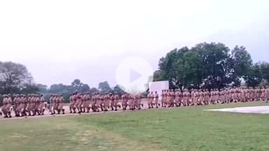 कन्नौज: कन्नौज पुलिस अधीक्षक विनोद कुमार ने पुलिस लाइन में पैदल गश्त के दौरान पुलिस कर्मियों को फिटनेस के निर्देश दिए