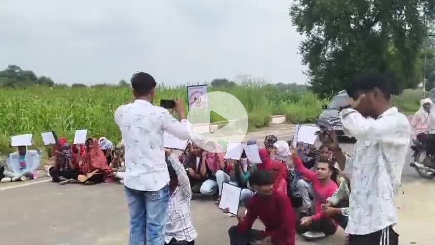 आज भुसावर कॉलेज में छात्रों के द्वारा पानी व लाइट की व्यवस्था नहीं होने के कारण आज हड़ताल की गई