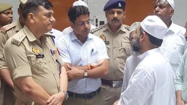 रामपुर: शुक्रवार को मुफ्ती महबूब अली साहब का जनाजा अमेरिका से रामपुर पहुंचा, DM और SP ने परिवार को ढांढस बंधाया