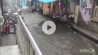 भीलवाड़ा: भीलवाड़ा में तीन घंटे की मूसलाधार बारिश ने शहर को जलमग्न कर दिया, कई क्षेत्रों में घरों और दुकानों में भरा पानी