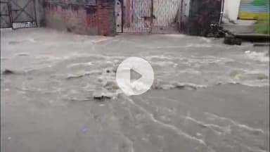 मुज़फ्फरनगर: चंद घंटों की बारिश ने मुज़फ्फरनगर को तालाब में बदल दिया, सड़कों और घरों में पानी का कब्ज़ा, लाखों का सामान बर्बाद