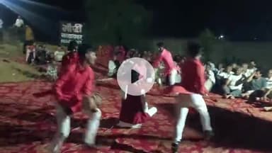 सरदारशहर: गणेशाराम जी की ढाणी में लोक देवता गोगा जी महाराज के जागरण में डेरु की थाप पर थिरके कलाकार