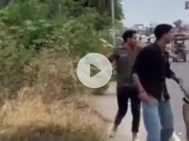 धनौरा: गजरौला हाईवे पर दबंग युवकों ने युवक को लाठी-डंडों से पीटा, घटना का वीडियो हुआ वायरल