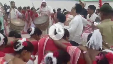 गुमला: केओ कॉलेज में सांसद ने इंडोर स्पोर्ट व रीडिंग रूम का उद्घाटन किया, छात्र-छात्राओं संग मांदर की थाप पर थिरके