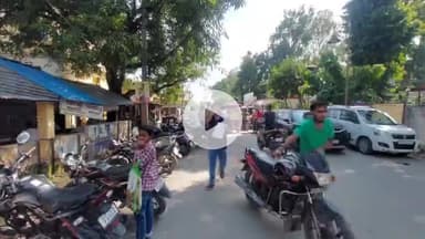 पूरनपुर: कोतवाली गेट के सामने वाहनों पर चला चेकिंग अभियान, अधिवक्ताओं ने किया विरोध