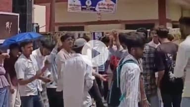 जोशियाड़ा: महाविद्यालय की छत पर चढ़े छात्र, परीक्षा प्रणाली को लेकर छात्रों में आक्रोश