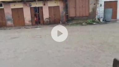 जौनपुर: कम्पोजिट विद्यालय पचहटिया में बारिश से घुटनों तक पानी, कक्षाएं डूबीं