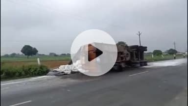 फतेहाबाद: फतेहाबाद के शमशाबाद मार्ग पर टेंपो और गाय को बचाने के प्रयास में कंटेनर पलटा, परिचालक घायल