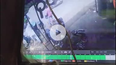 झांसी: लक्ष्मी गेट के पास दबंग ने एक युवक की लात-घूंसों से जमकर पिटाई की, घटना सीसीटीवी कैमरे में कैद