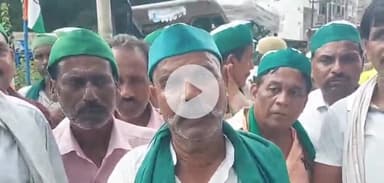 झांसी: कचहरी चौराहे पर भारतीय किसान यूनियन के जिला अध्यक्ष ने पत्रकारों से कहा, भगवान बुंदेलखंड में जन्म दे मगर किसान के घर न दे